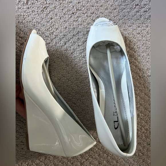 White patent wedge pumps by Chinese Laundry - Picture 5 of 8